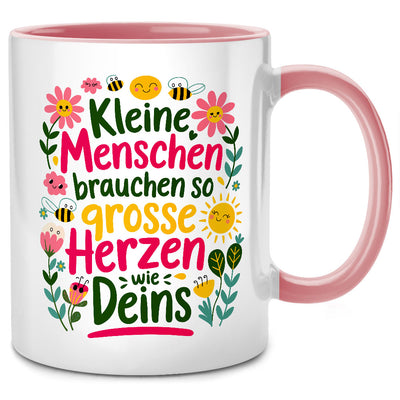 Kleine Menschen brauchen so große Herzen wie deins - Süße Tasse mit Spruch als Abschiedsgeschenk für eine Erzieherin, Pinke Tasse