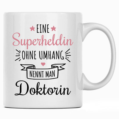 Eine Superheldin ohne Umhang nennt man Doktorin, Tasse mit Spruch als Geschenk für Doktor und Doktorin