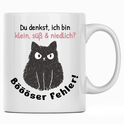 Du denkst, ich bin klein, süß und niedlich? Böööser Fehler! Lustige Tasse mit Spruch und Katze als Geschenk für Kollegen oder Lieblingskollegin